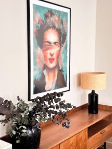 decoration interieur mur salon frida bordeaux